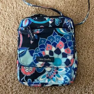 Adorable Vera Bradley small crossbody bag!
